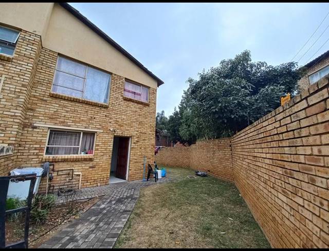 2 BEDROOM DUPLEX FOR SALE IN HEUWELSIG ESTATE